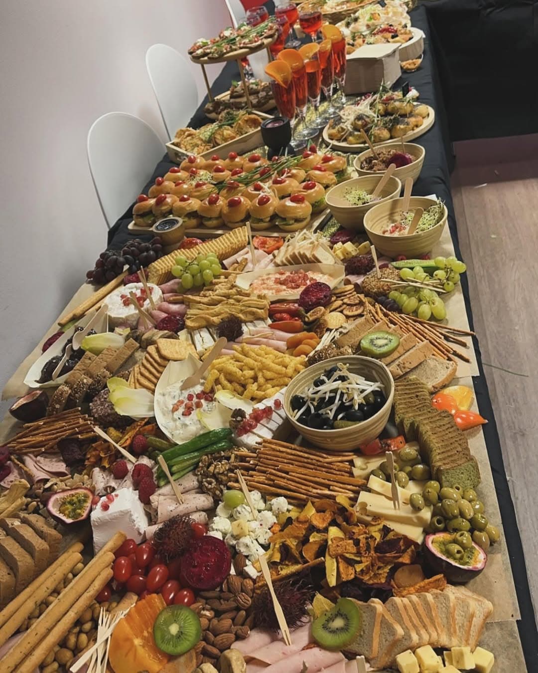 Grand buffet charcuterie fromages & fruits — traiteur Marignane PACA