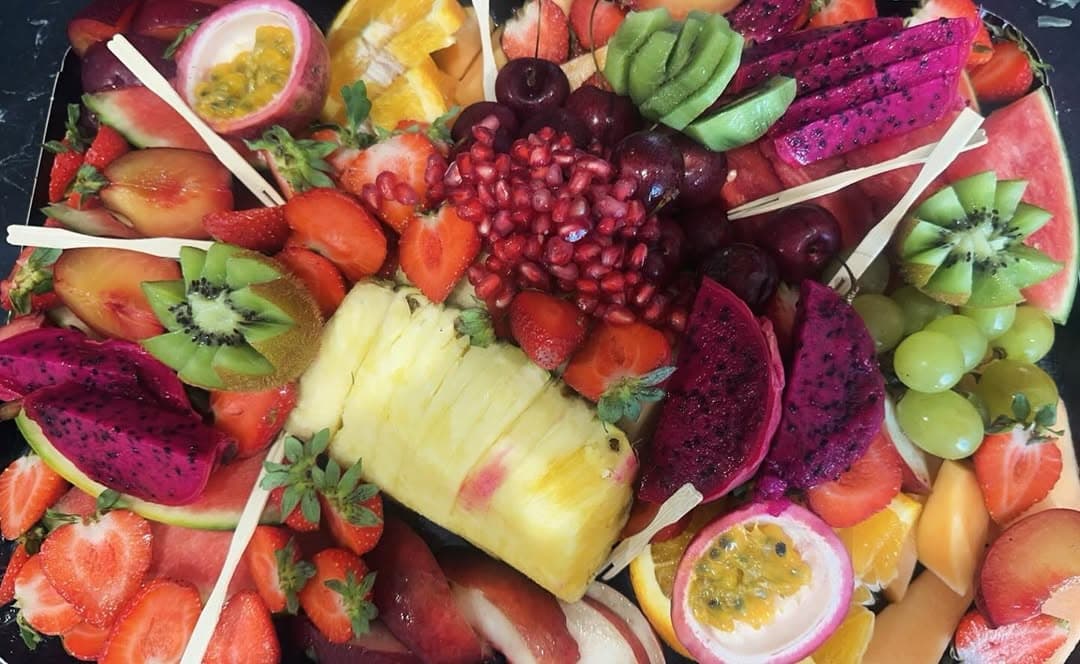 Plateau de fruits exotiques — pitaya, ananas, kiwi, grenade